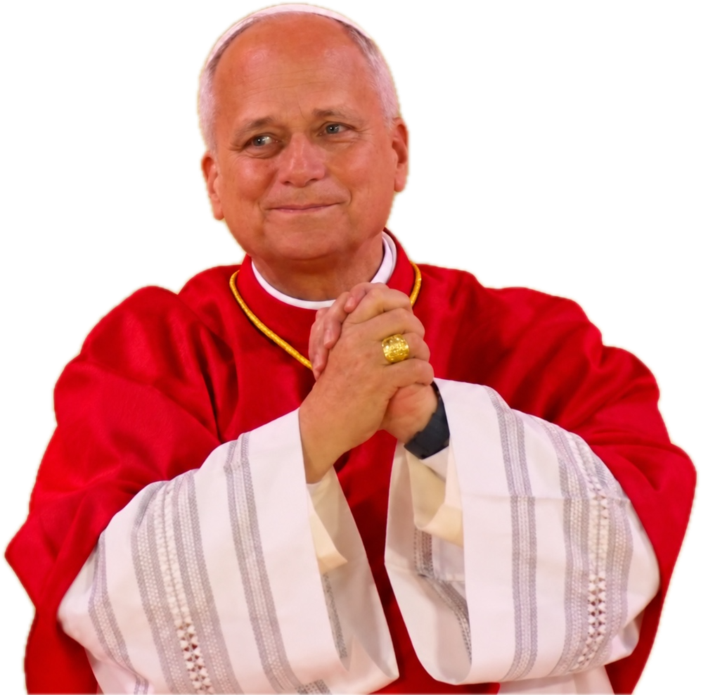 Le pape Léon XIV en vêtements liturgiques rouges, les mains jointes, souriant